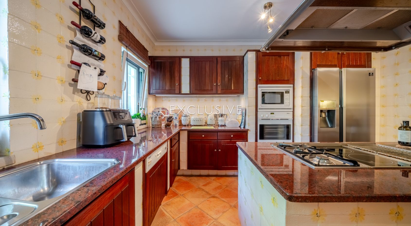 Ocean frontline Luxury 3+1 bedroom villa with 2 pools in Carvoeiro with beautiful sea view