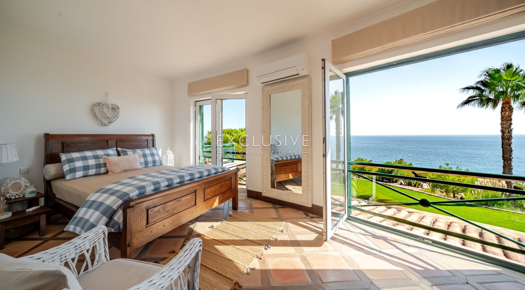 Ocean frontline Luxury 3+1 bedroom villa with 2 pools in Carvoeiro with beautiful sea view