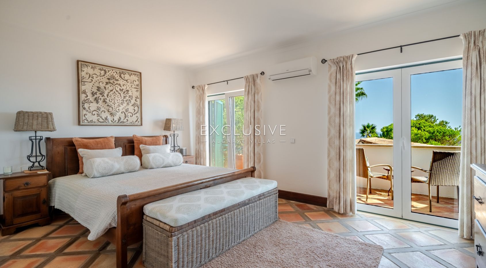 Ocean frontline Luxury 3+1 bedroom villa with 2 pools in Carvoeiro with beautiful sea view
