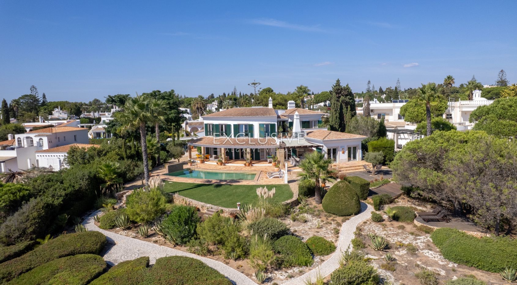 Ocean frontline Luxury 3+1 bedroom villa with 2 pools in Carvoeiro with beautiful sea view