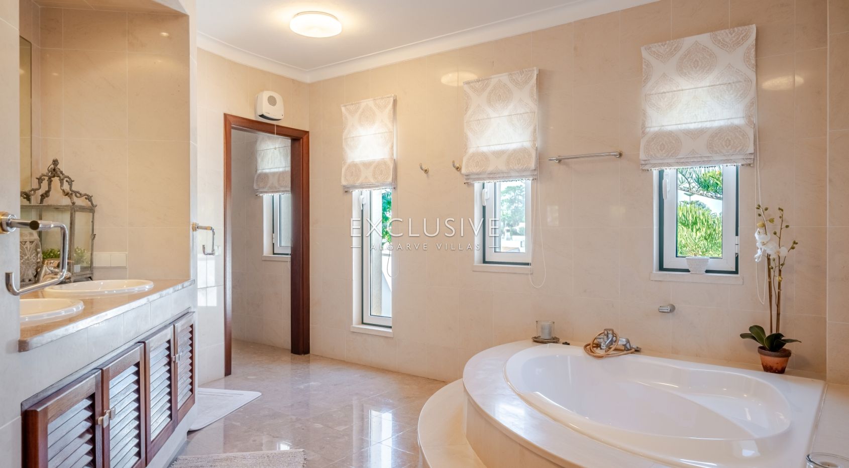 Ocean frontline Luxury 3+1 bedroom villa with 2 pools in Carvoeiro with beautiful sea view