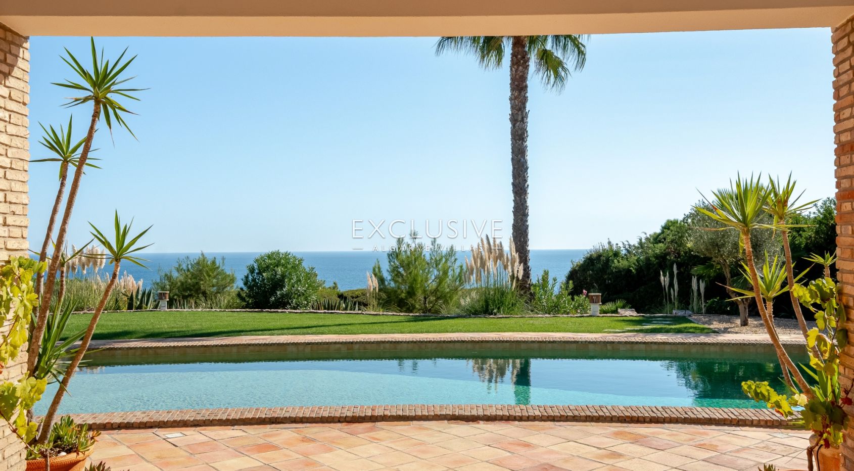 Ocean frontline Luxury 3+1 bedroom villa with 2 pools in Carvoeiro with beautiful sea view