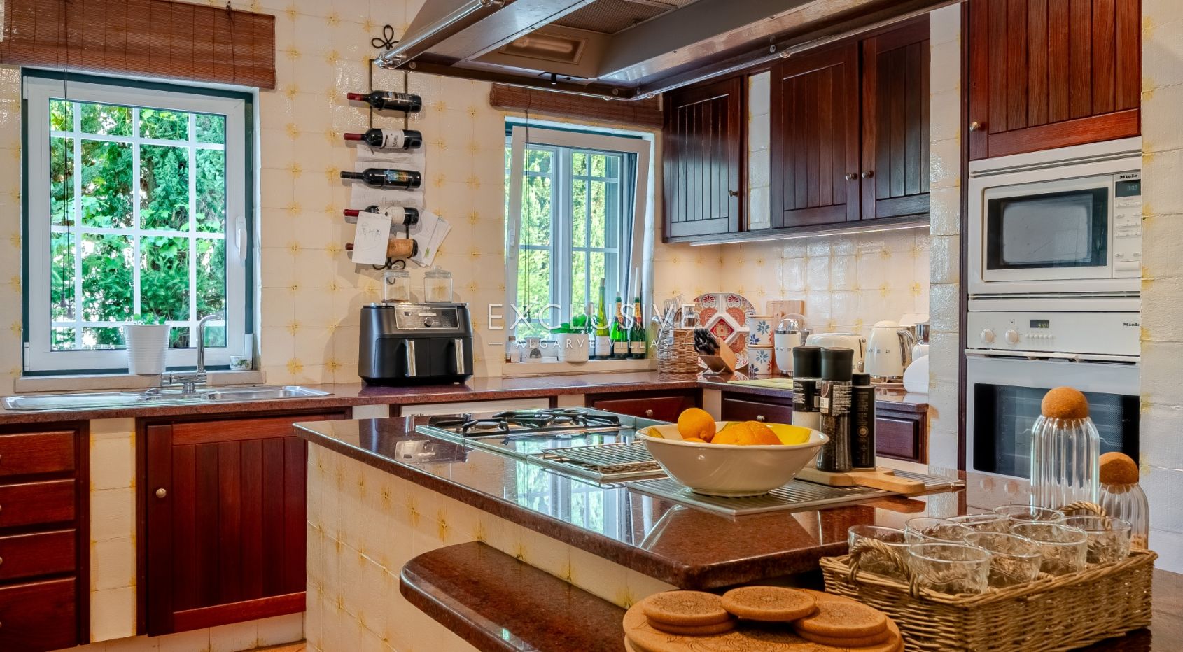 Ocean frontline Luxury 3+1 bedroom villa with 2 pools in Carvoeiro with beautiful sea view