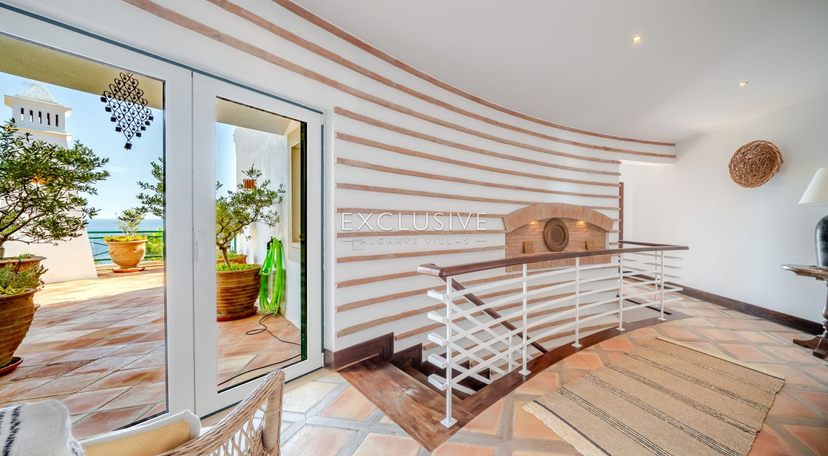 Ocean frontline Luxury 3+1 bedroom villa with 2 pools in Carvoeiro with beautiful sea view