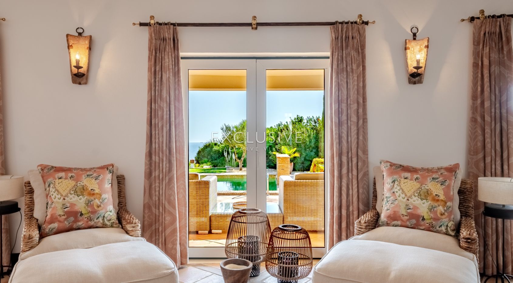 Ocean frontline Luxury 3+1 bedroom villa with 2 pools in Carvoeiro with beautiful sea view