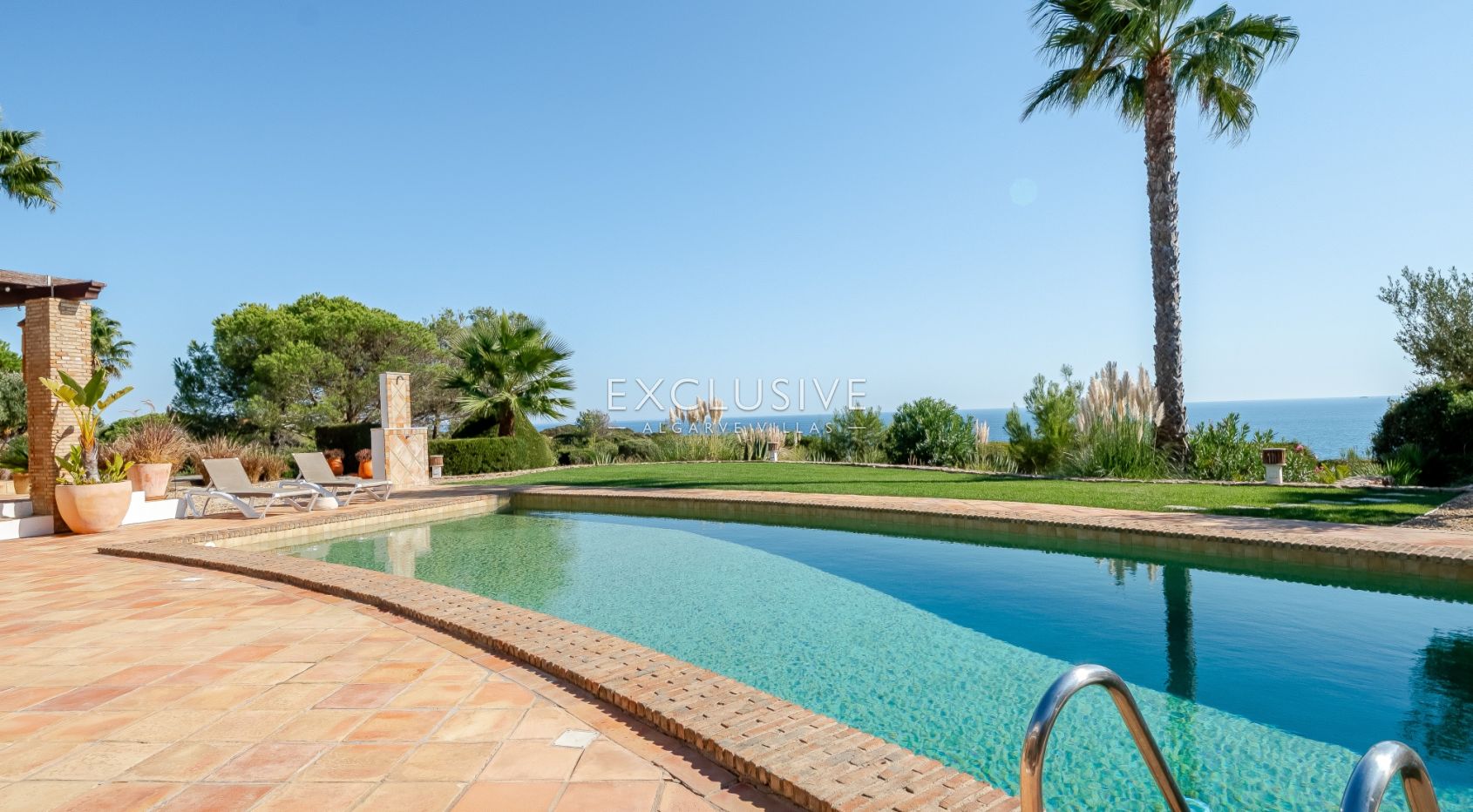 Ocean frontline Luxury 3+1 bedroom villa with 2 pools in Carvoeiro with beautiful sea view