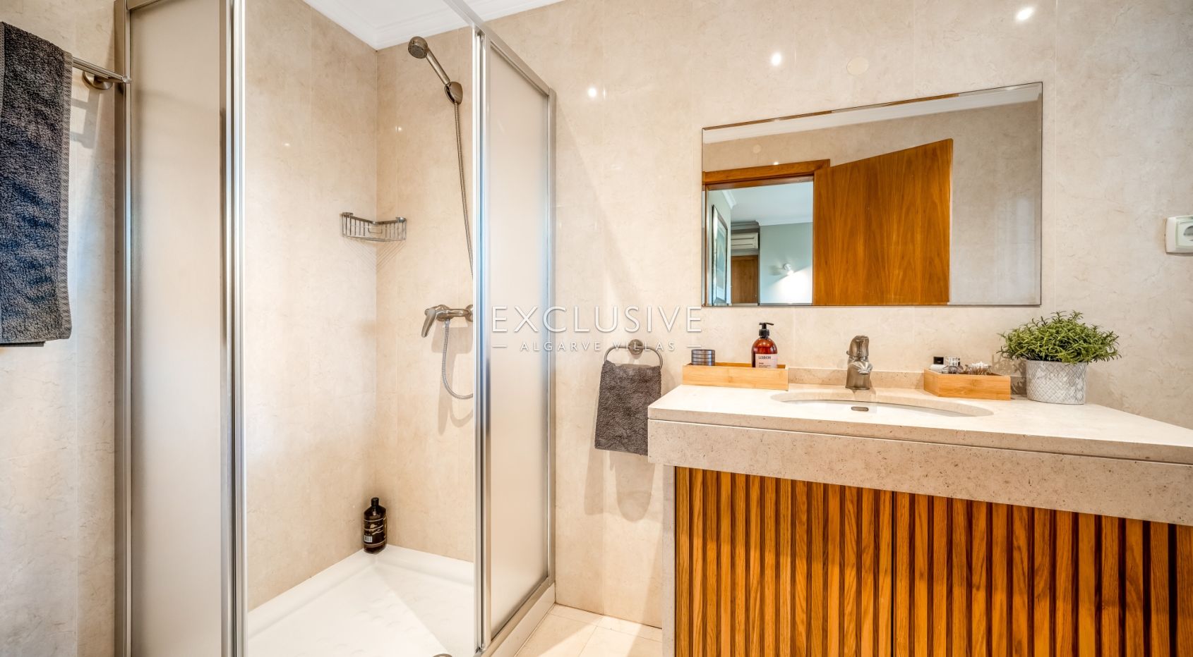 Beautiful Villa with Heated Pool in Vilamoura in Great Location