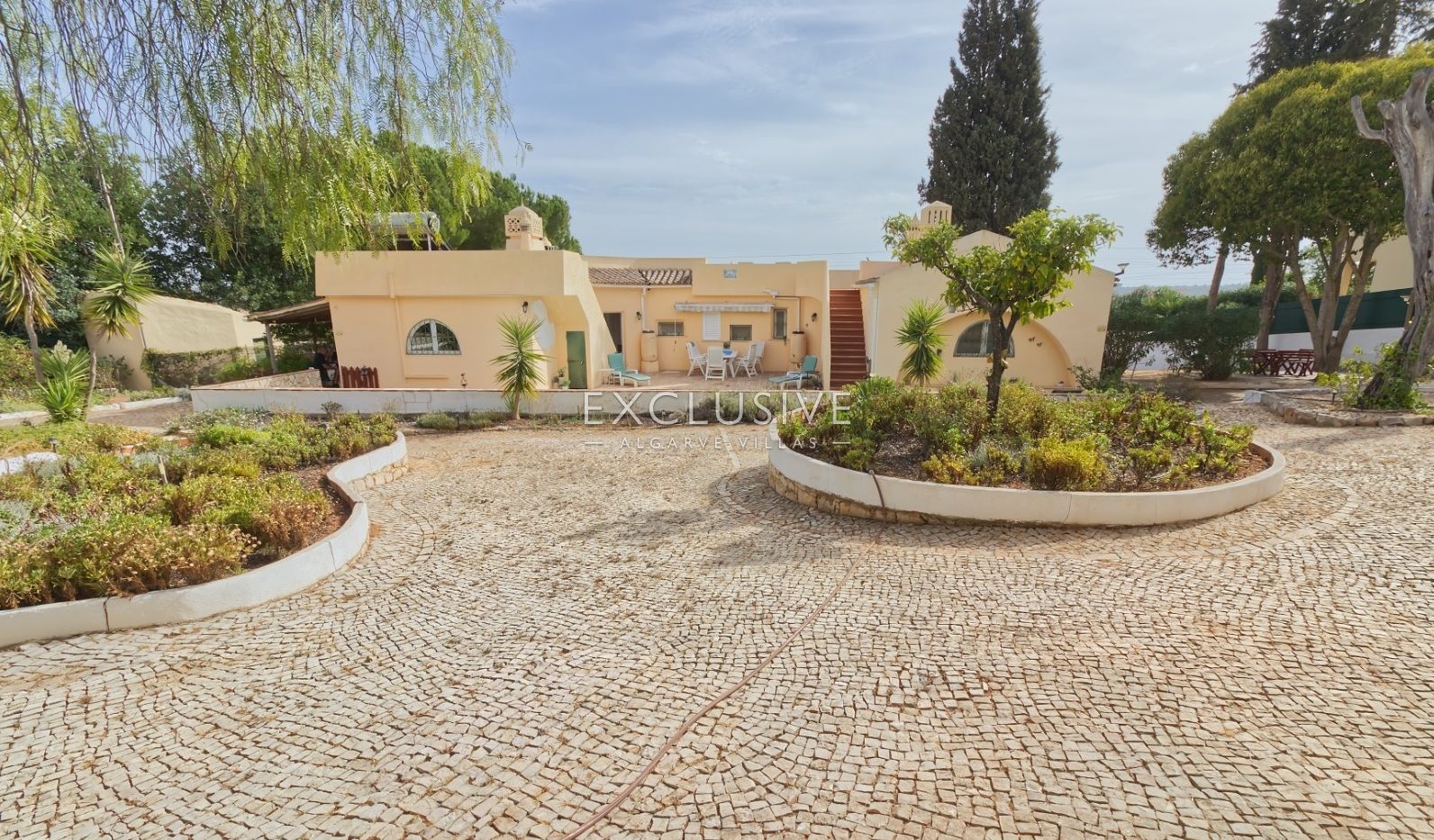 Detached 4 Bedrooms Villa with Pool and Large Plot in Alcantarilha, Silves