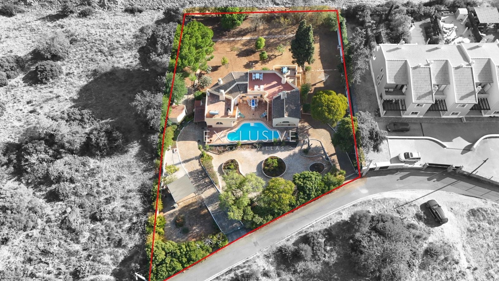 Detached 4 Bedrooms Villa with Pool and Large Plot in Alcantarilha, Silves
