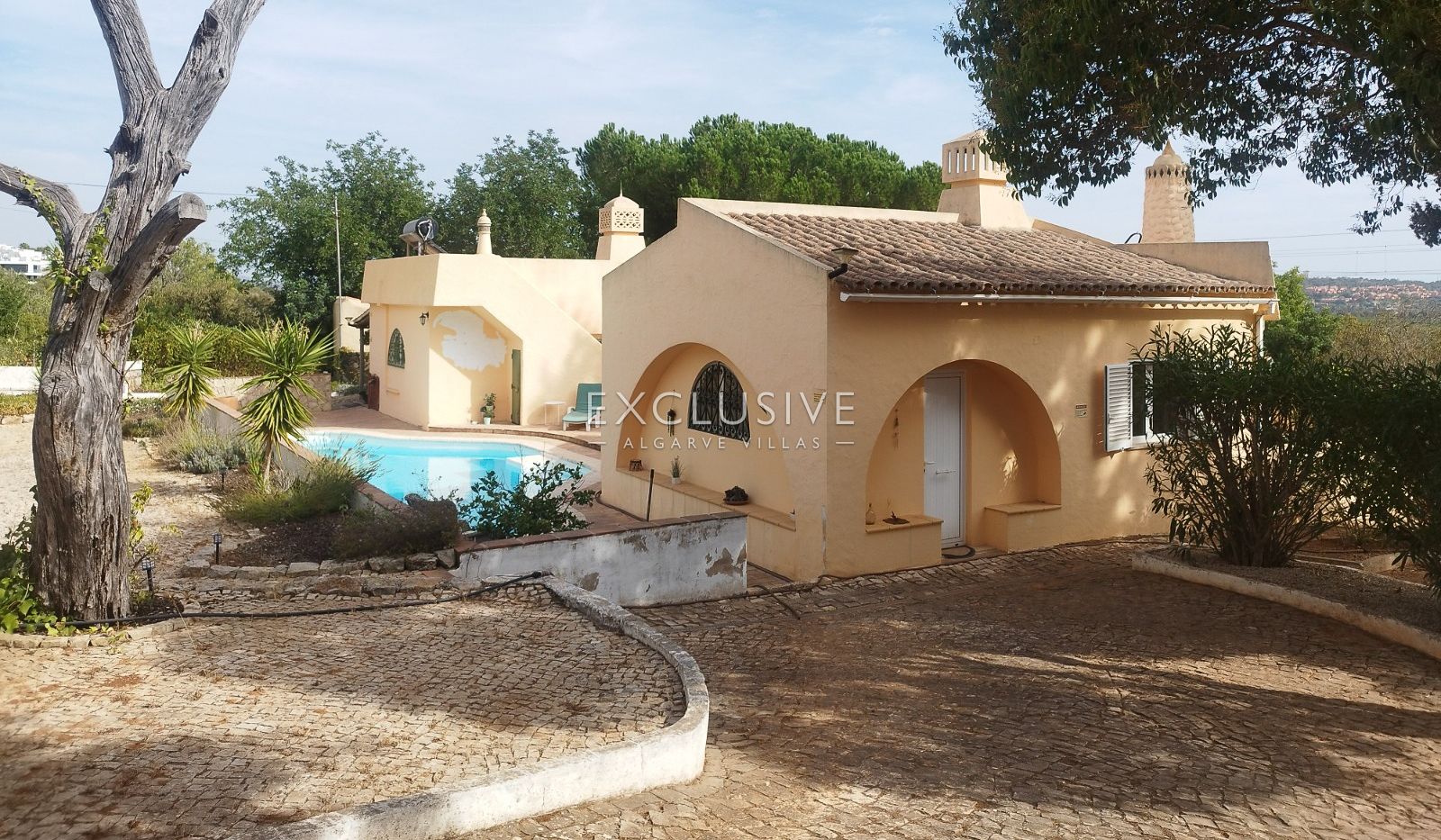 Detached 4 Bedrooms Villa with Pool and Large Plot in Alcantarilha, Silves