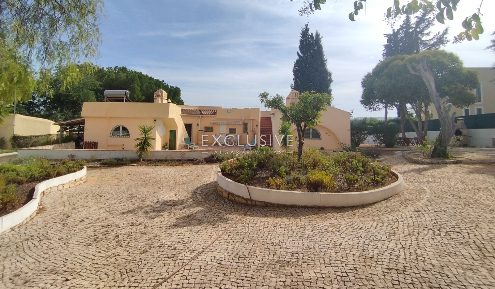 Detached 4 Bedrooms Villa with Pool and Large Plot in Alcantarilha, Silves