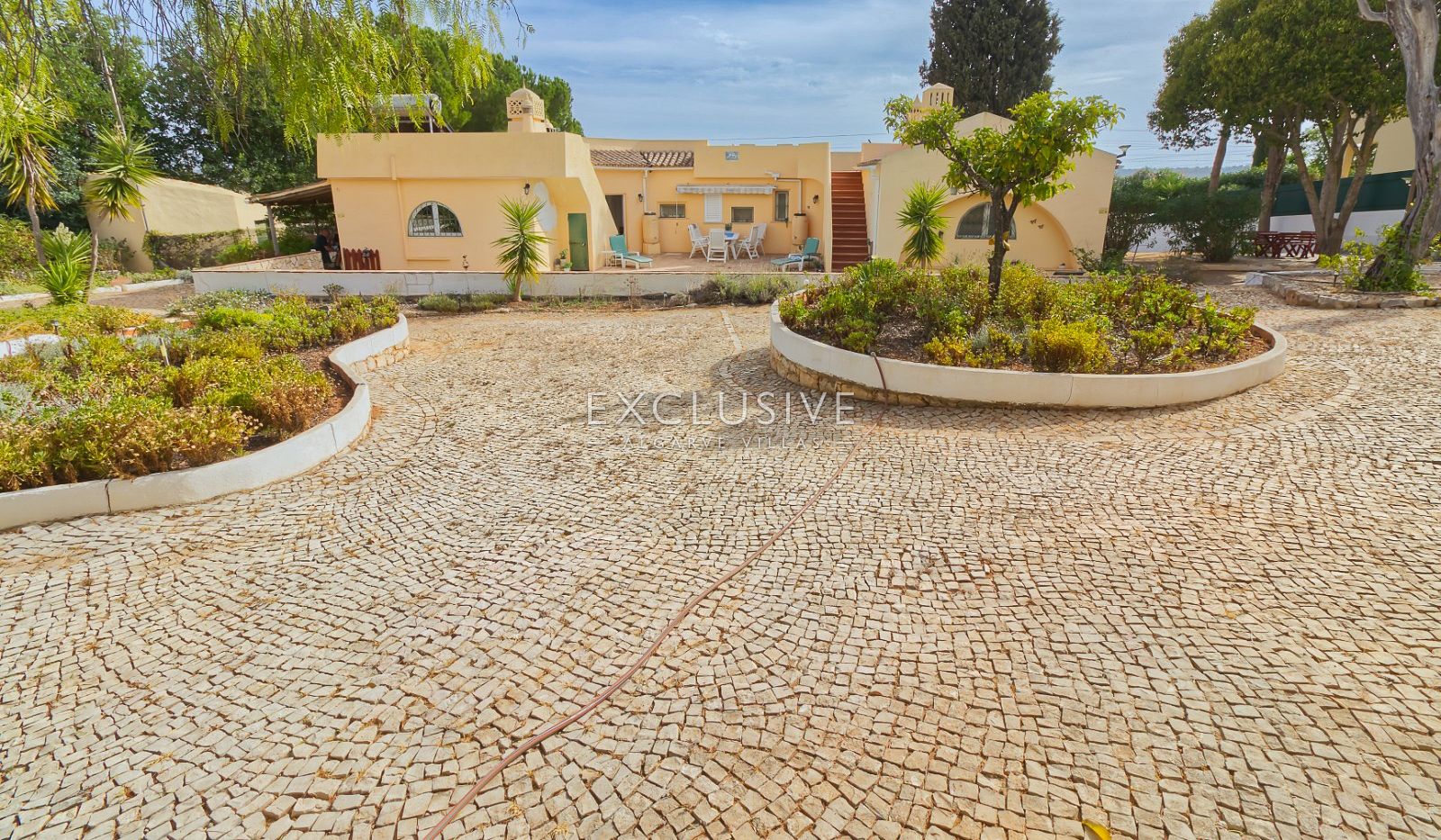 Detached 4 Bedrooms Villa with Pool and Large Plot in Alcantarilha, Silves
