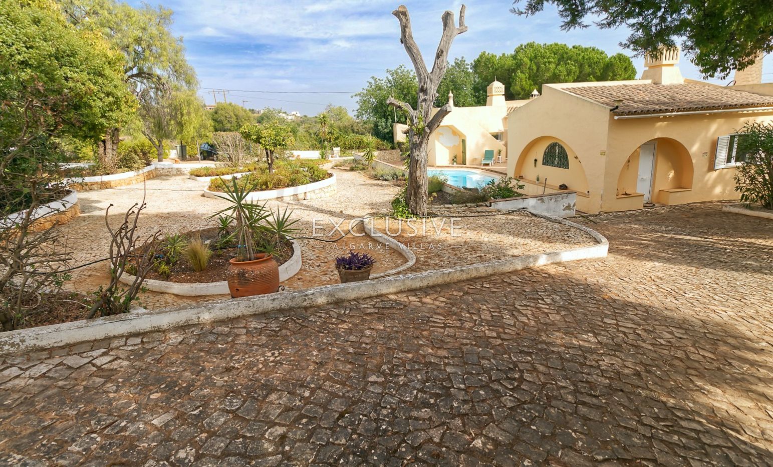 Detached 4 Bedrooms Villa with Pool and Large Plot in Alcantarilha, Silves