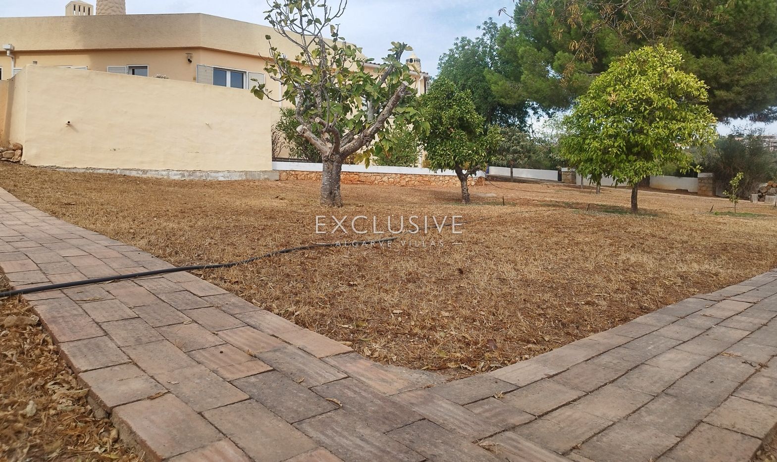 Detached 4 Bedrooms Villa with Pool and Large Plot in Alcantarilha, Silves