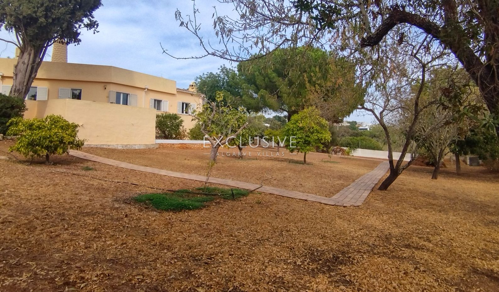 Detached 4 Bedrooms Villa with Pool and Large Plot in Alcantarilha, Silves