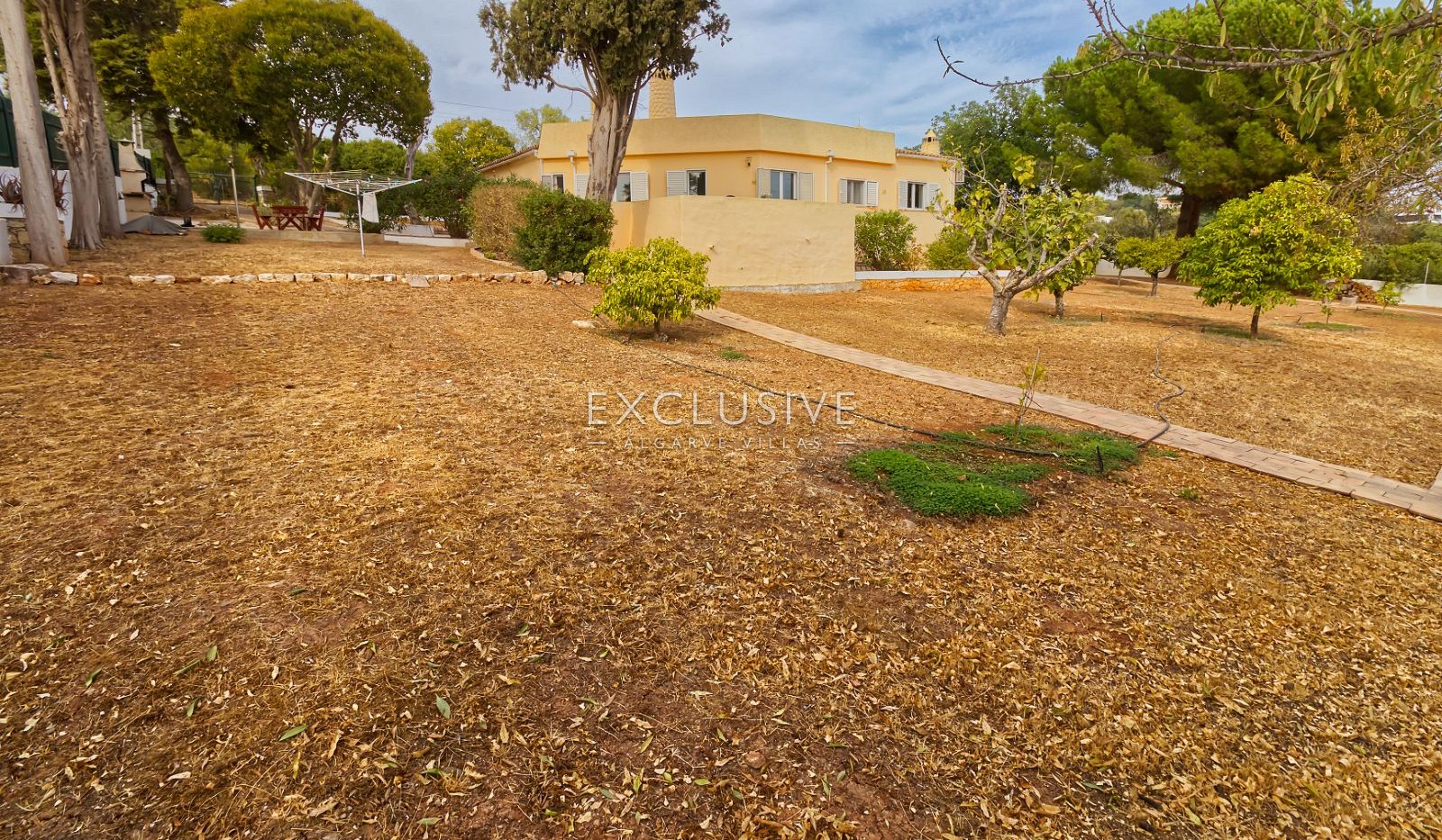 Detached 4 Bedrooms Villa with Pool and Large Plot in Alcantarilha, Silves