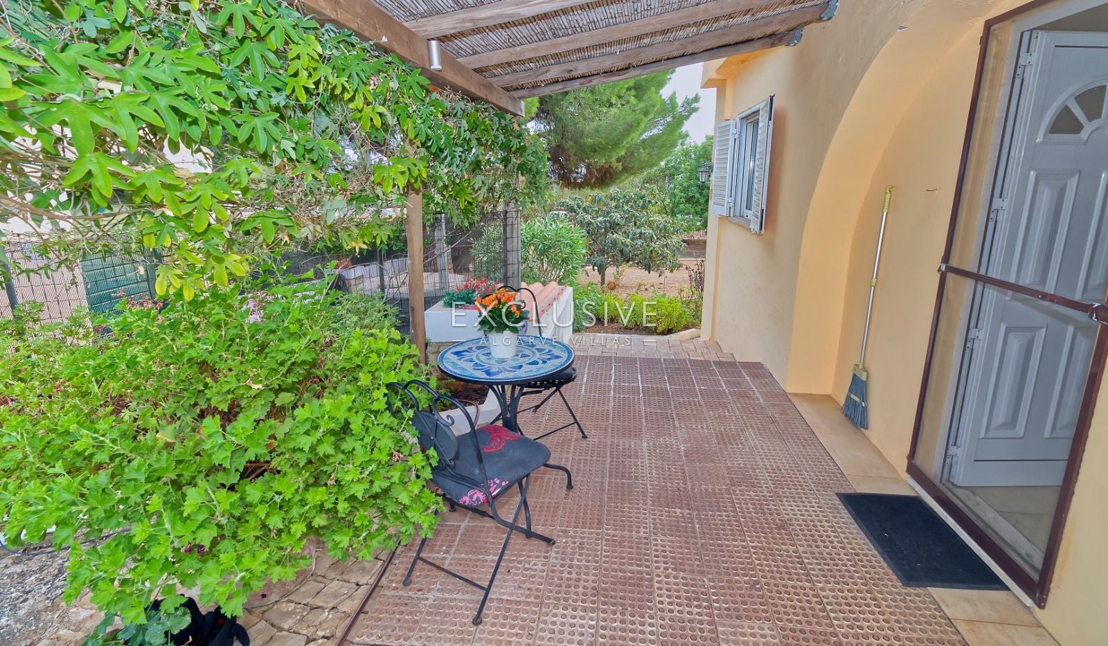 Detached 4 Bedrooms Villa with Pool and Large Plot in Alcantarilha, Silves