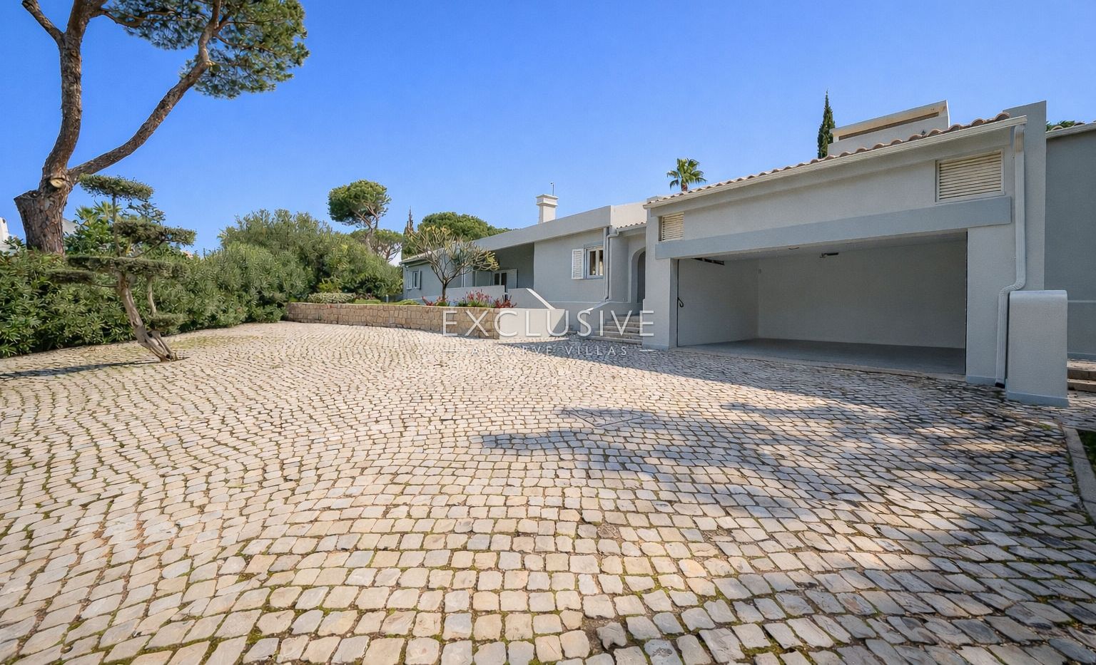Buy a 4+1 Bedroom Luxury Villa in Vilamoura’s Prestigious Old Course Area