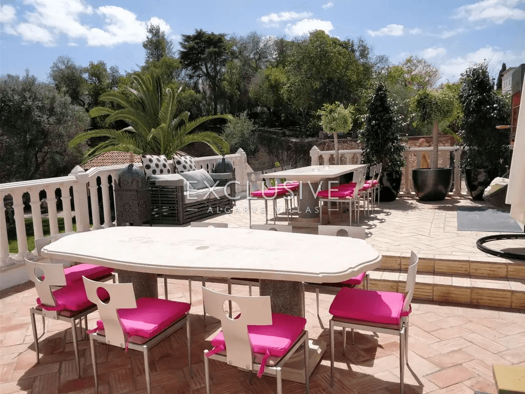 Algarve luxury property with 7 bedrooms and income potential in Carvoeiro