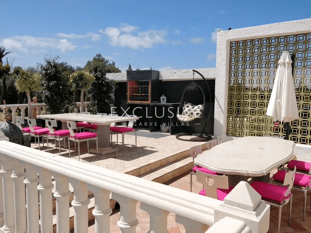 Algarve luxury property with 7 bedrooms and income potential in Carvoeiro