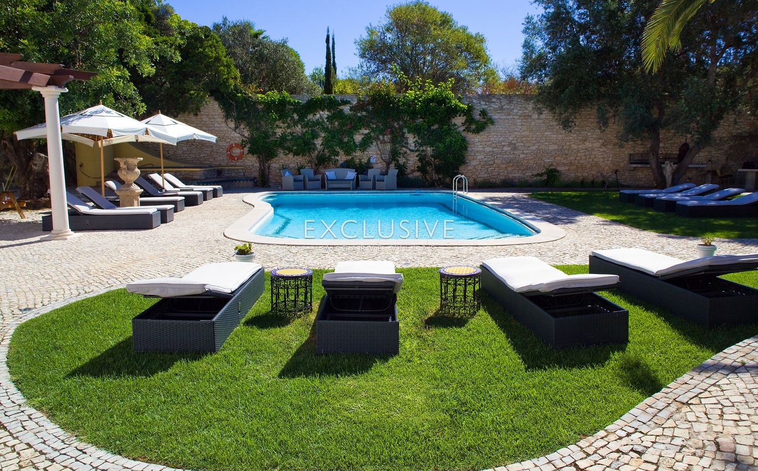 Algarve luxury property with 7 bedrooms and income potential in Carvoeiro