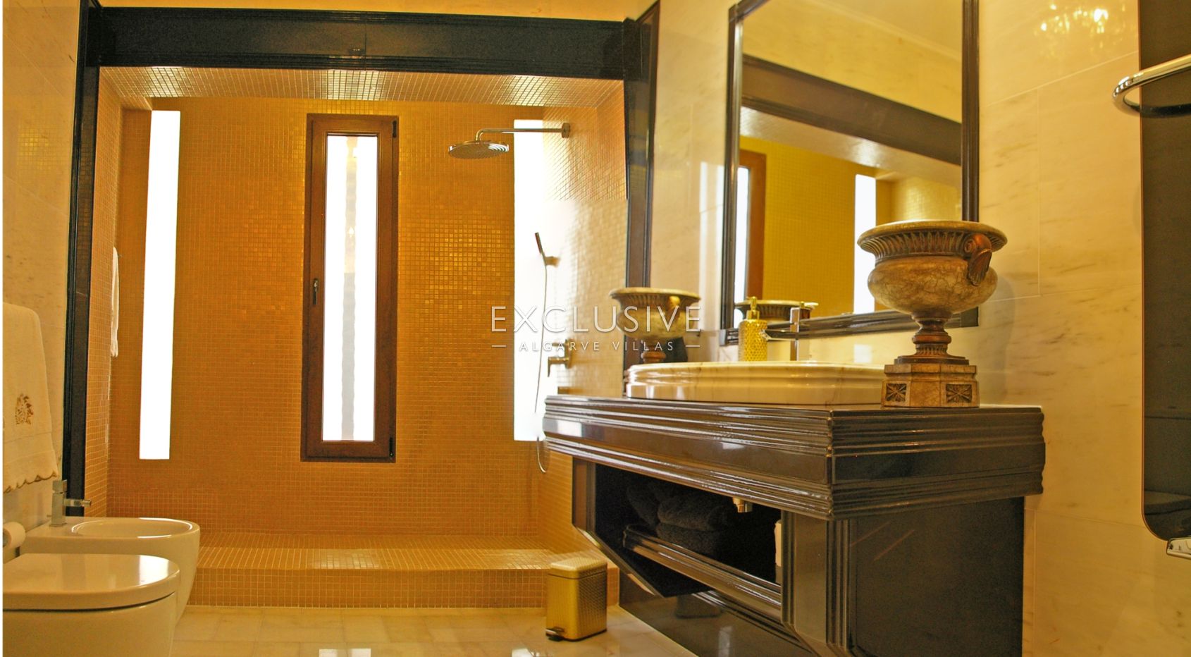 Algarve luxury property with 7 bedrooms and income potential in Carvoeiro