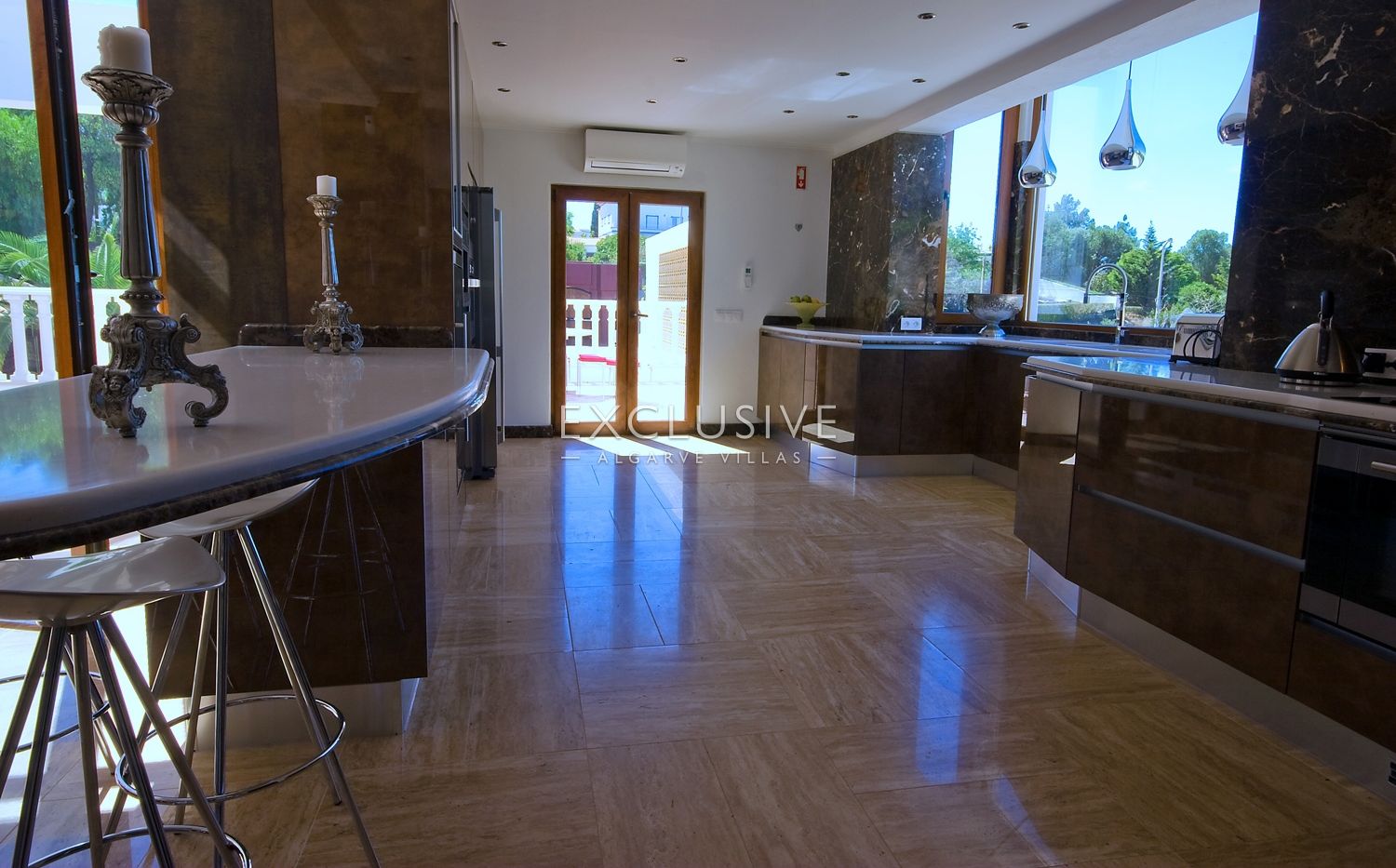 Algarve luxury property with 7 bedrooms and income potential in Carvoeiro