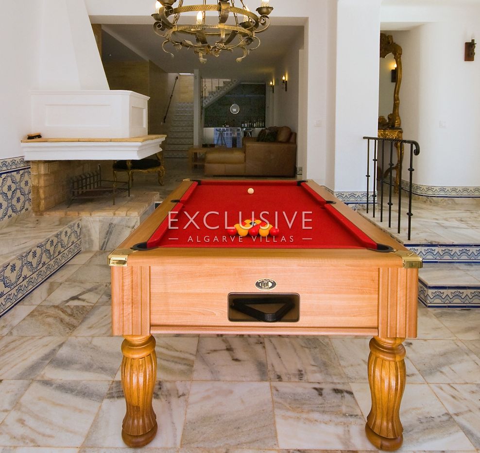 Algarve luxury property with 7 bedrooms and income potential in Carvoeiro