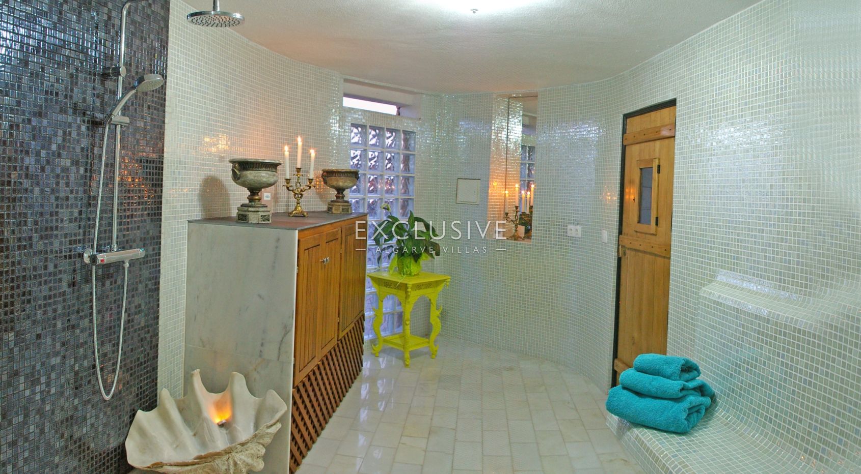 Algarve luxury property with 7 bedrooms and income potential in Carvoeiro