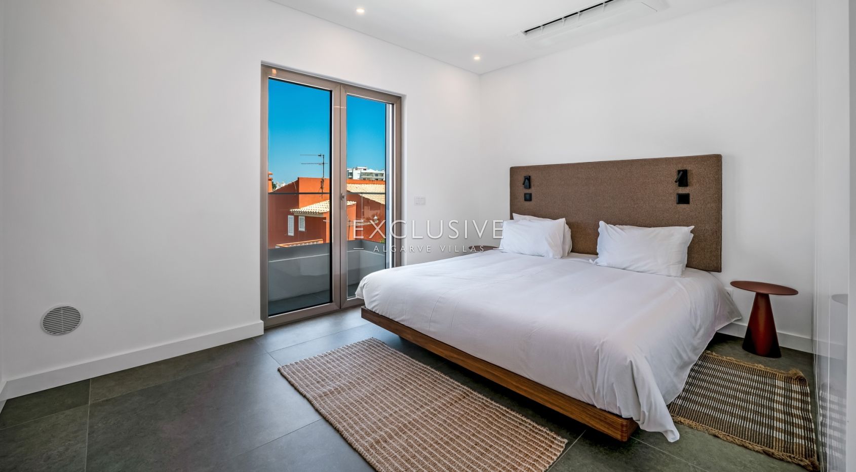 Contemporary Brand new 4 Bed Villa in Lagos, 1,5km to Porto de Mós beach