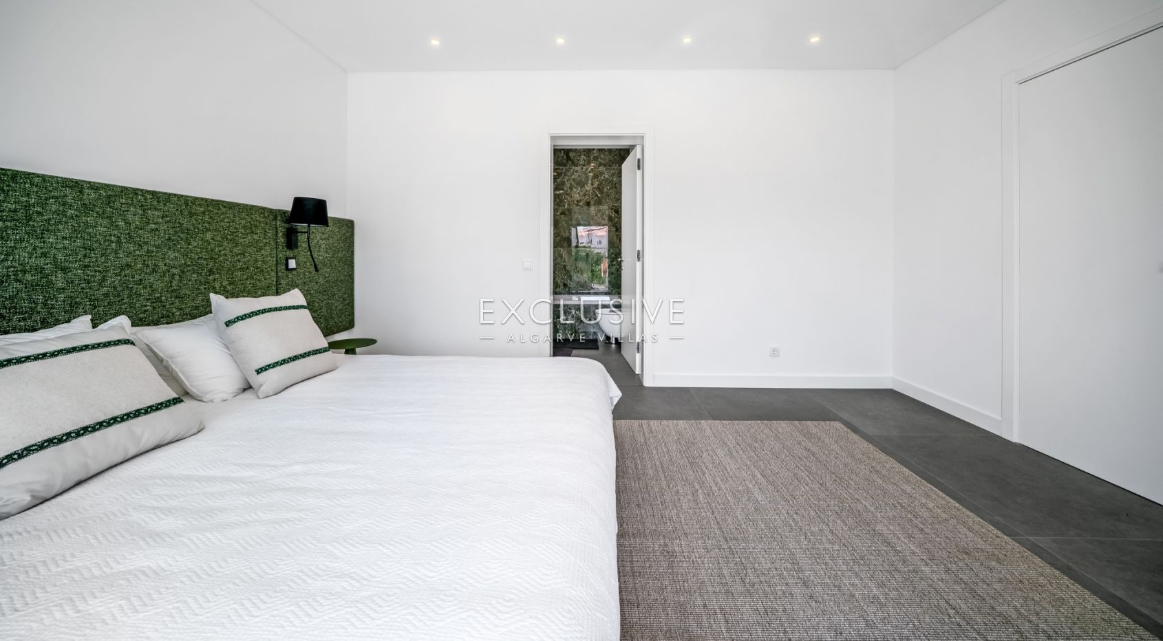 Contemporary Brand new 4 Bed Villa in Lagos, 1,5km to Porto de Mós beach