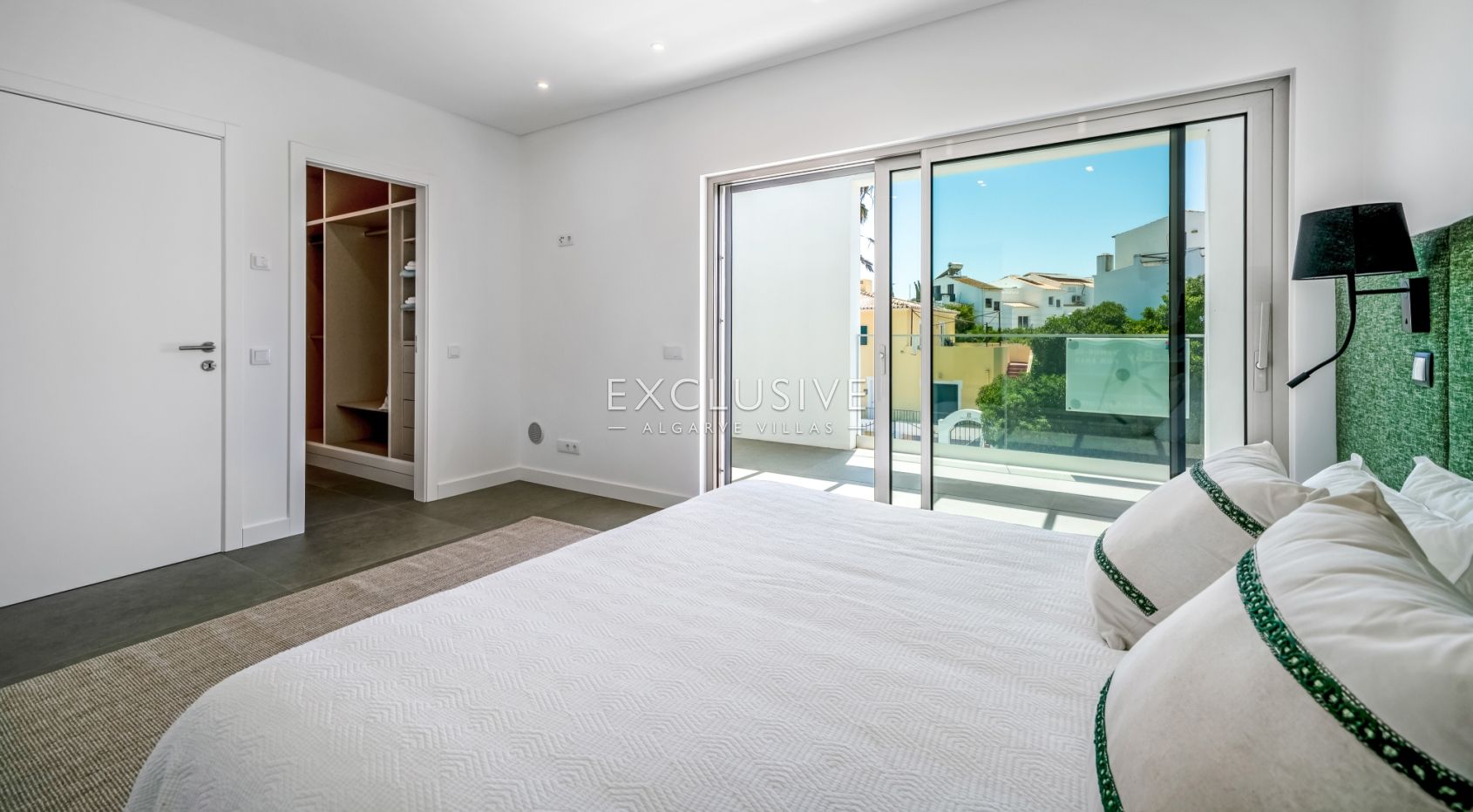 Contemporary Brand new 4 Bed Villa in Lagos, 1,5km to Porto de Mós beach