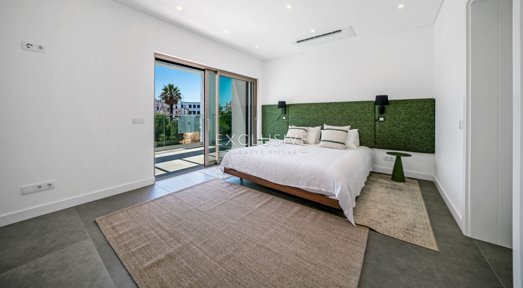 Contemporary Brand new 4 Bed Villa in Lagos, 1,5km to Porto de Mós beach