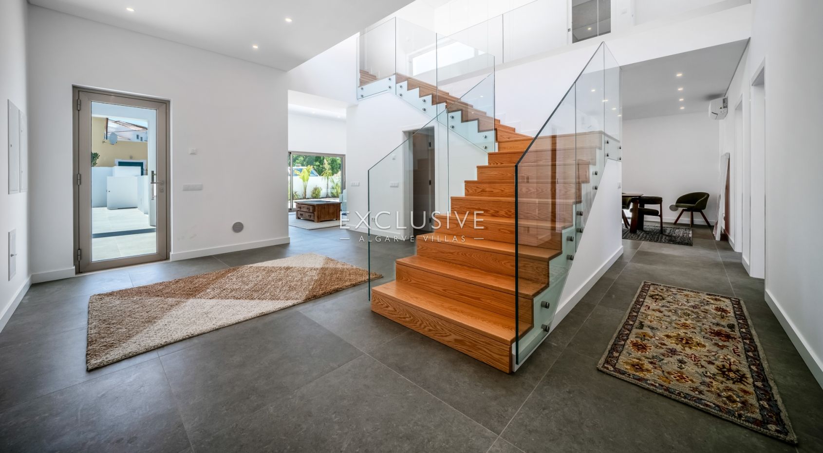Contemporary Brand new 4 Bed Villa in Lagos, 1,5km to Porto de Mós beach