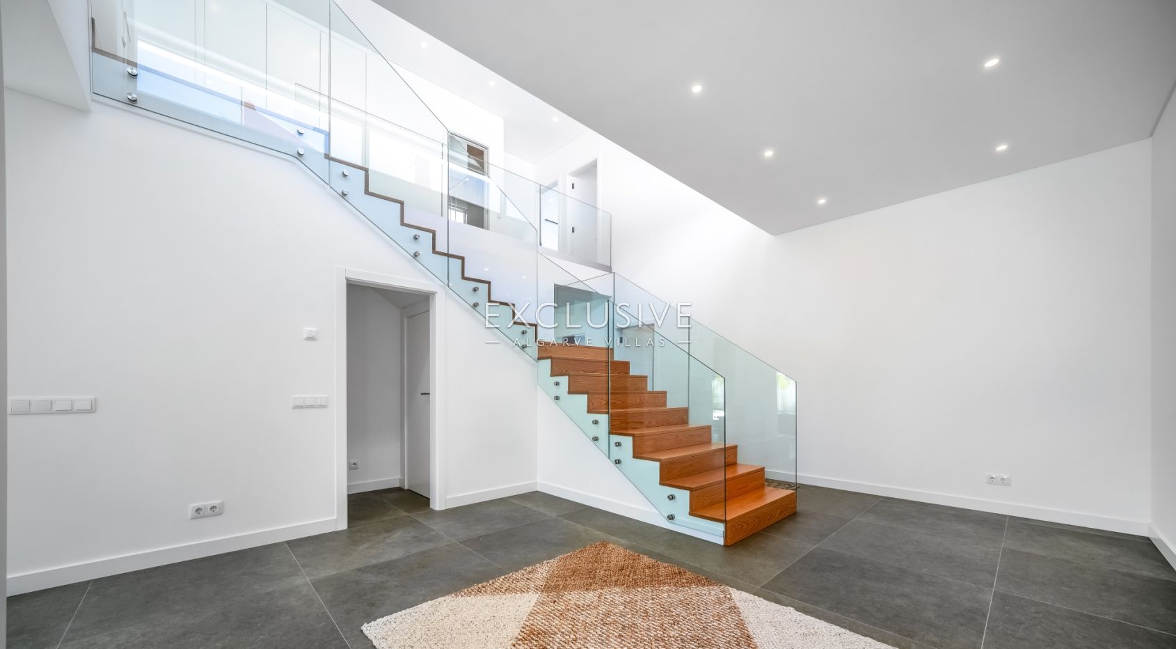 Contemporary Brand new 4 Bed Villa in Lagos, 1,5km to Porto de Mós beach