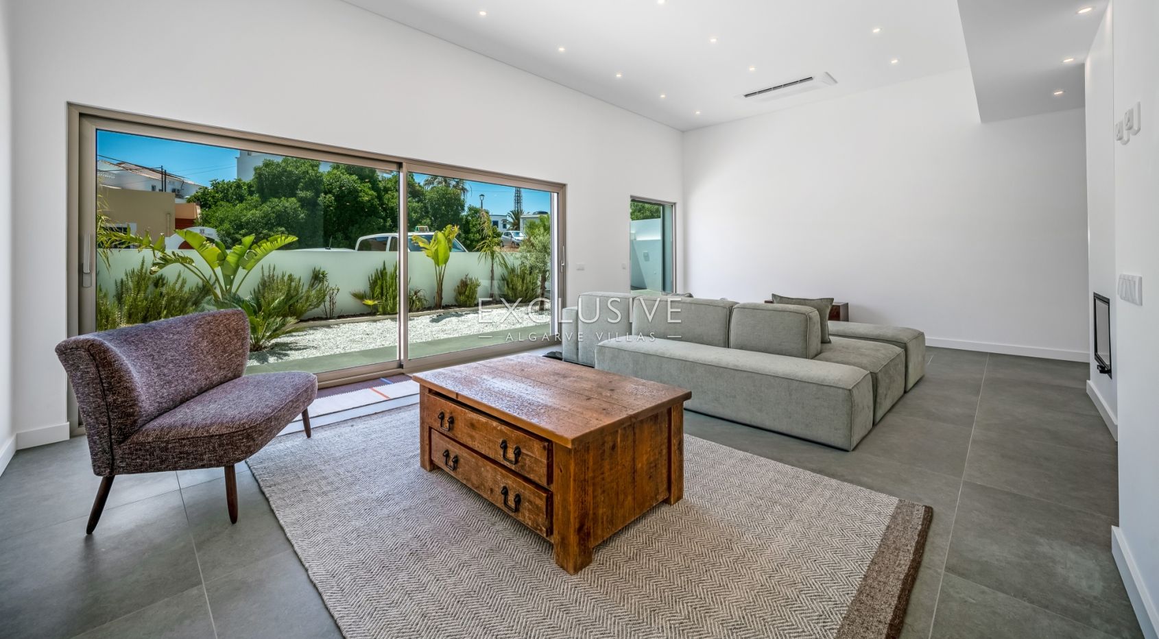 Contemporary Brand new 4 Bed Villa in Lagos, 1,5km to Porto de Mós beach
