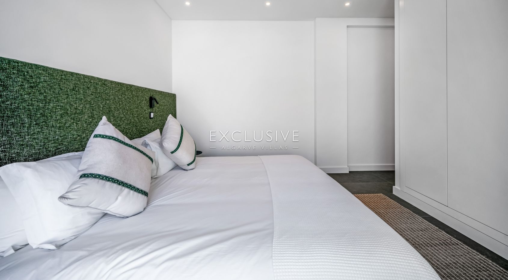 Contemporary Brand new 4 Bed Villa in Lagos, 1,5km to Porto de Mós beach
