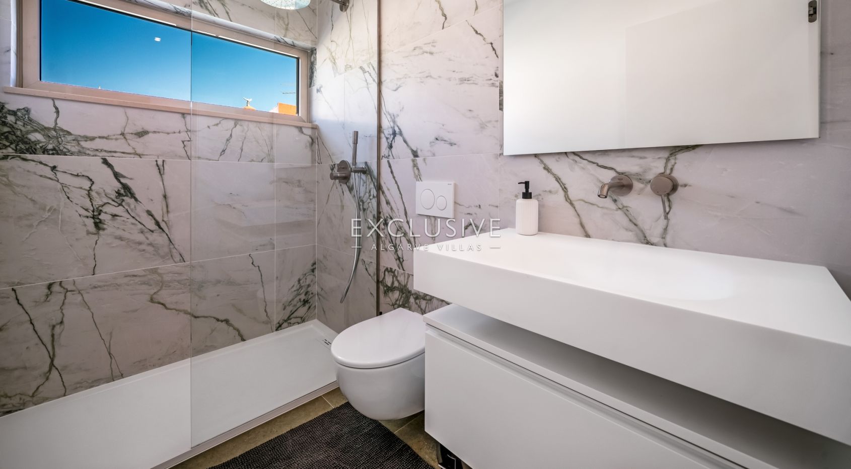 Contemporary Brand new 4 Bed Villa in Lagos, 1,5km to Porto de Mós beach