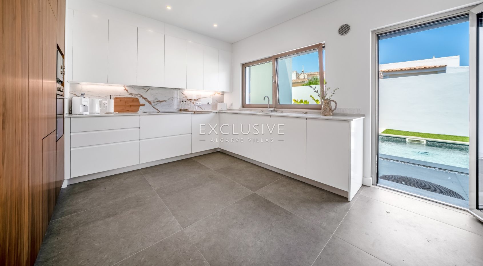 Contemporary Brand new 4 Bed Villa in Lagos, 1,5km to Porto de Mós beach