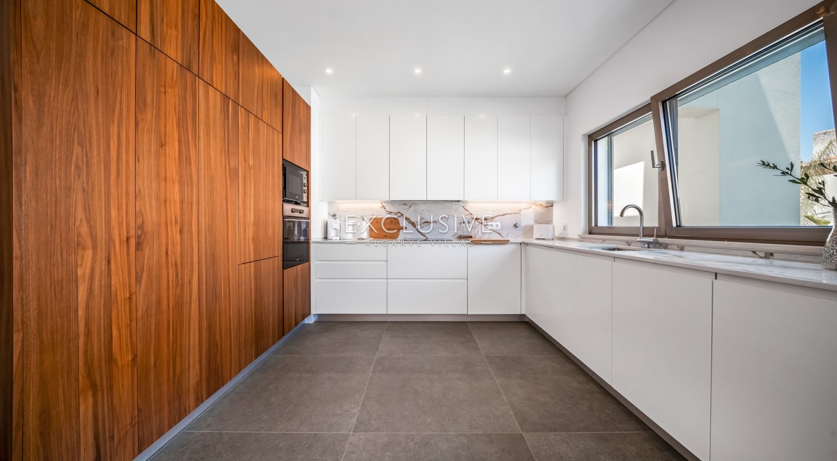 Contemporary Brand new 4 Bed Villa in Lagos, 1,5km to Porto de Mós beach