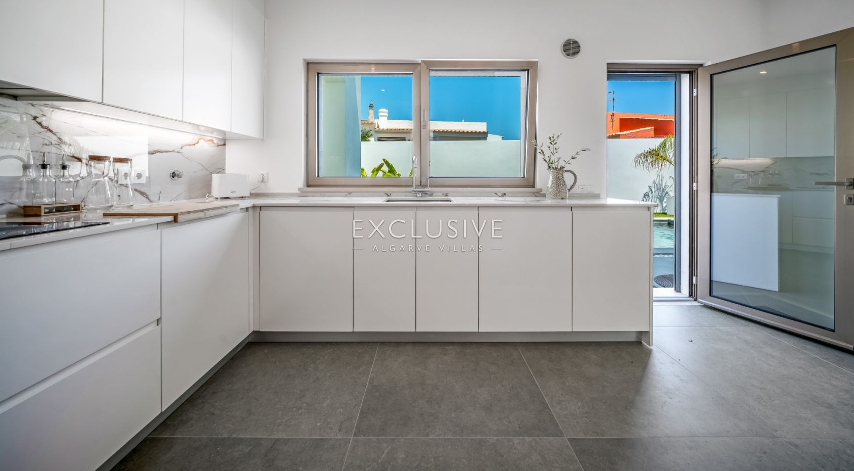 Contemporary Brand new 4 Bed Villa in Lagos, 1,5km to Porto de Mós beach