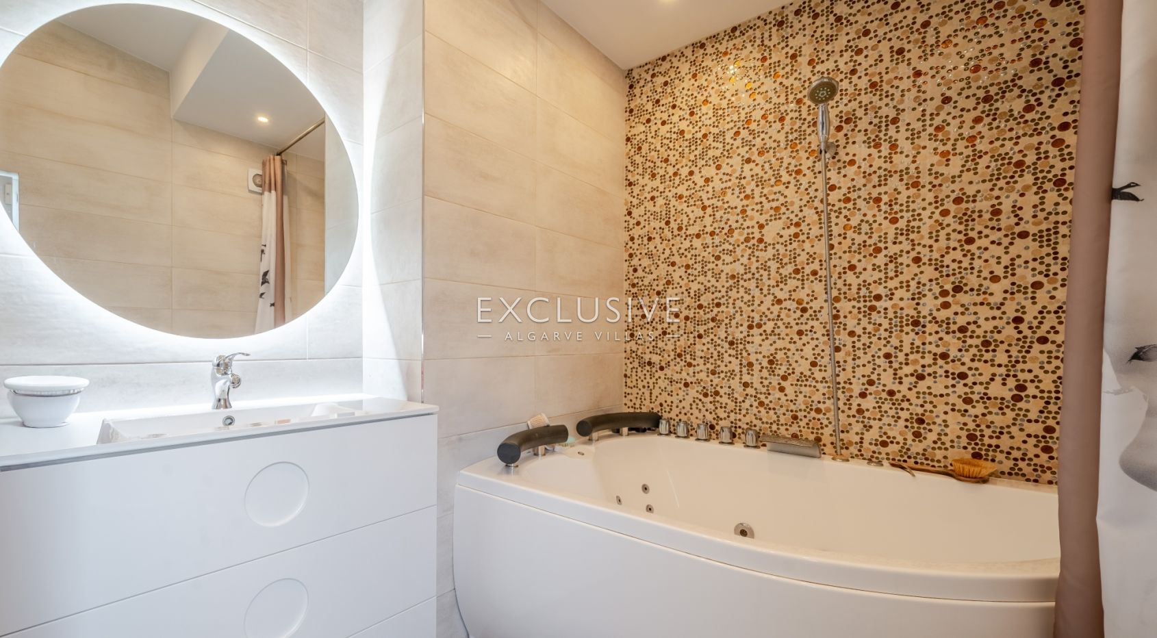 Panoramic Sea-View Villa in Carvoeiro — 6 Bedrooms, Heated Saltwater Pool, Tennis Court & Walk to To