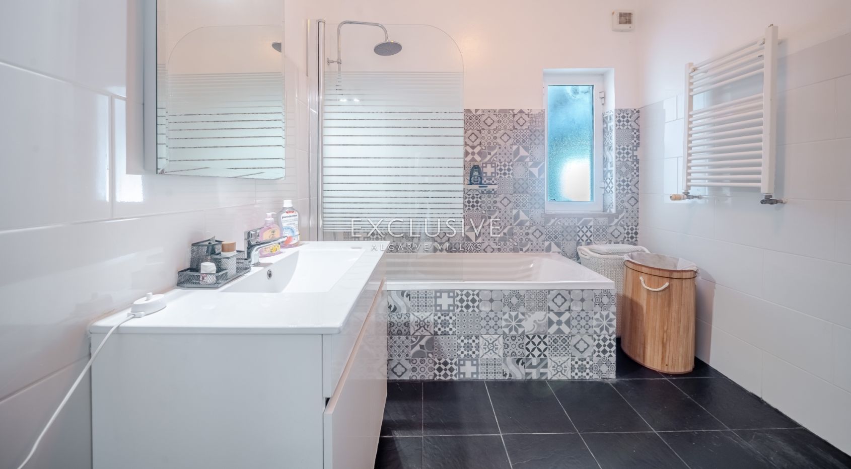 Panoramic Sea-View Villa in Carvoeiro — 6 Bedrooms, Heated Saltwater Pool, Tennis Court & Walk to To