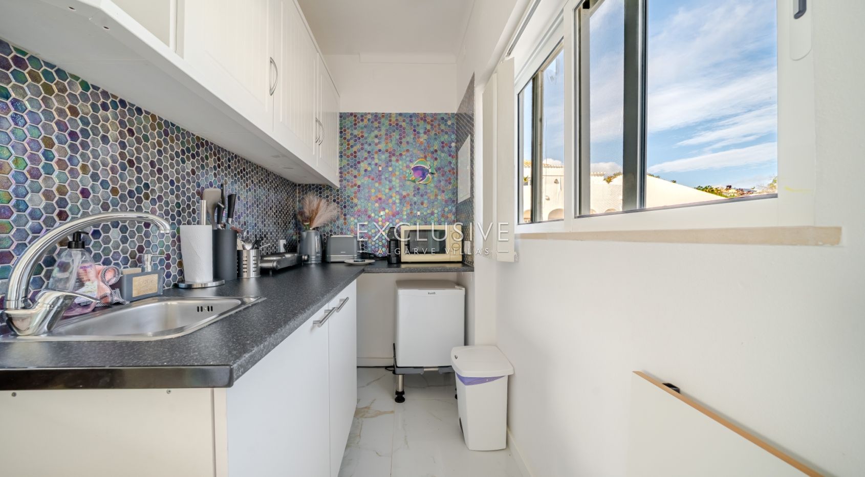 Panoramic Sea-View Villa in Carvoeiro — 6 Bedrooms, Heated Saltwater Pool, Tennis Court & Walk to To