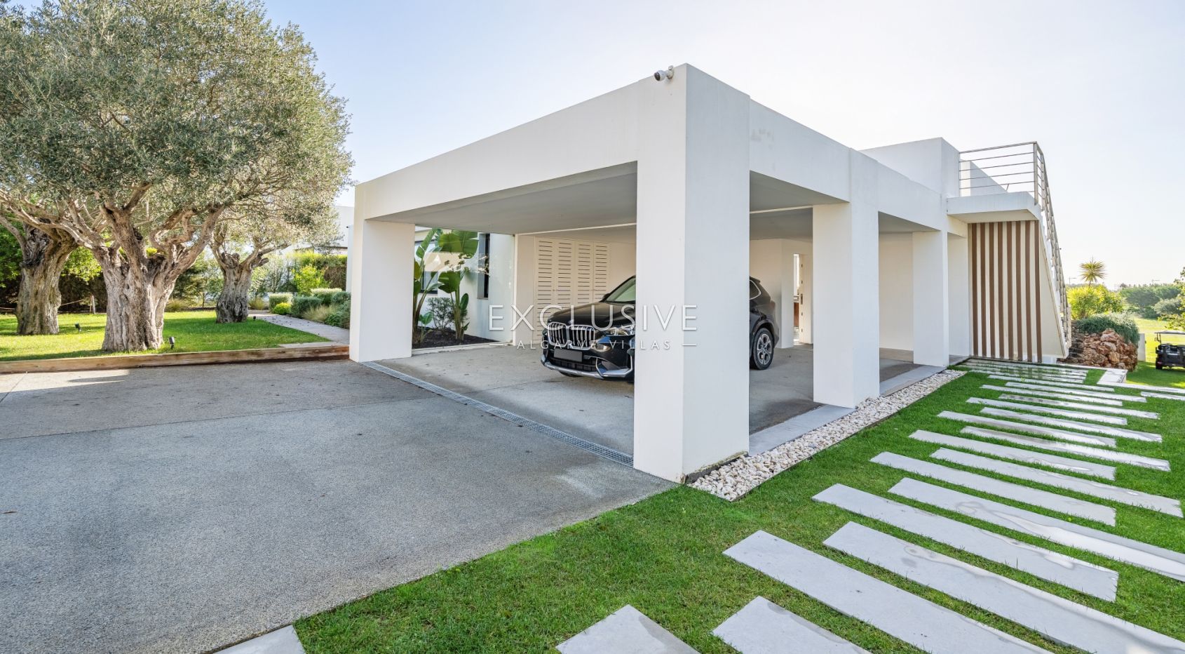 Elegant Villa with Exceptional Views & Direct Palmares Golf Access, Algarve
