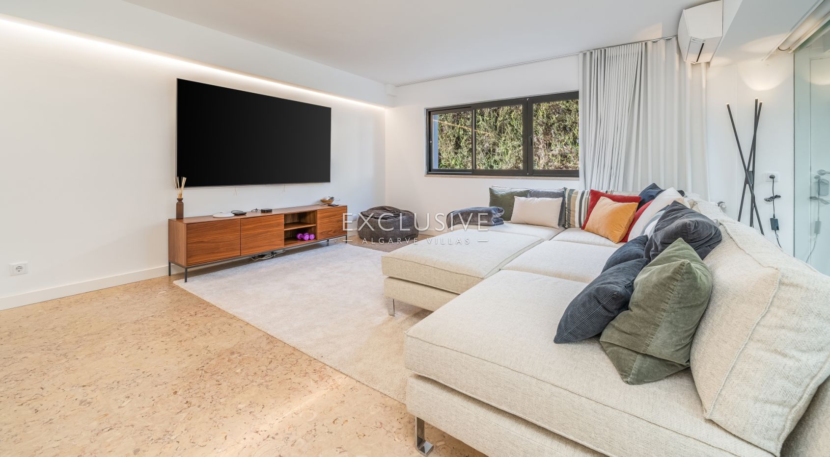 Elegant Villa with Exceptional Views & Direct Palmares Golf Access, Algarve