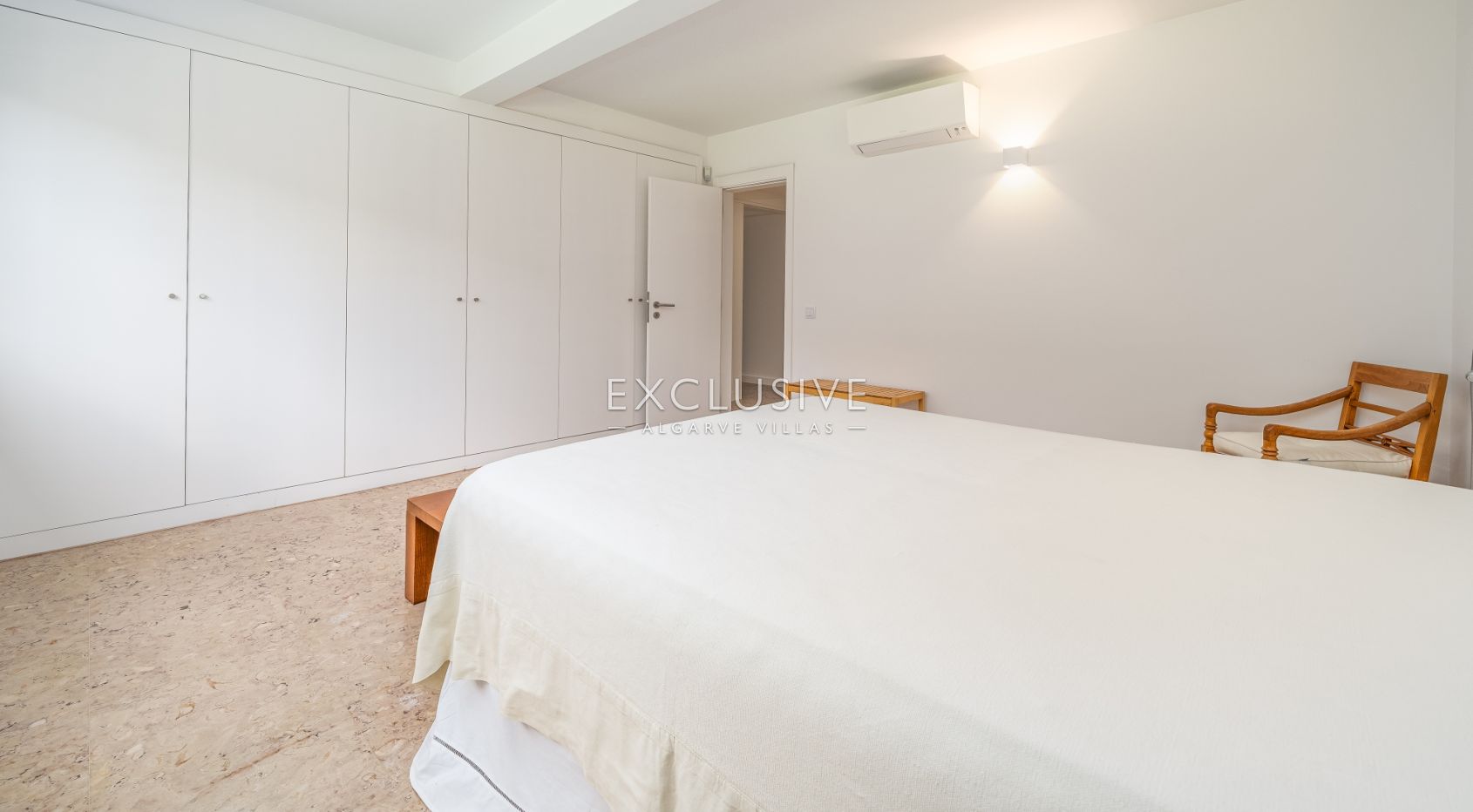 Elegant Villa with Exceptional Views & Direct Palmares Golf Access, Algarve