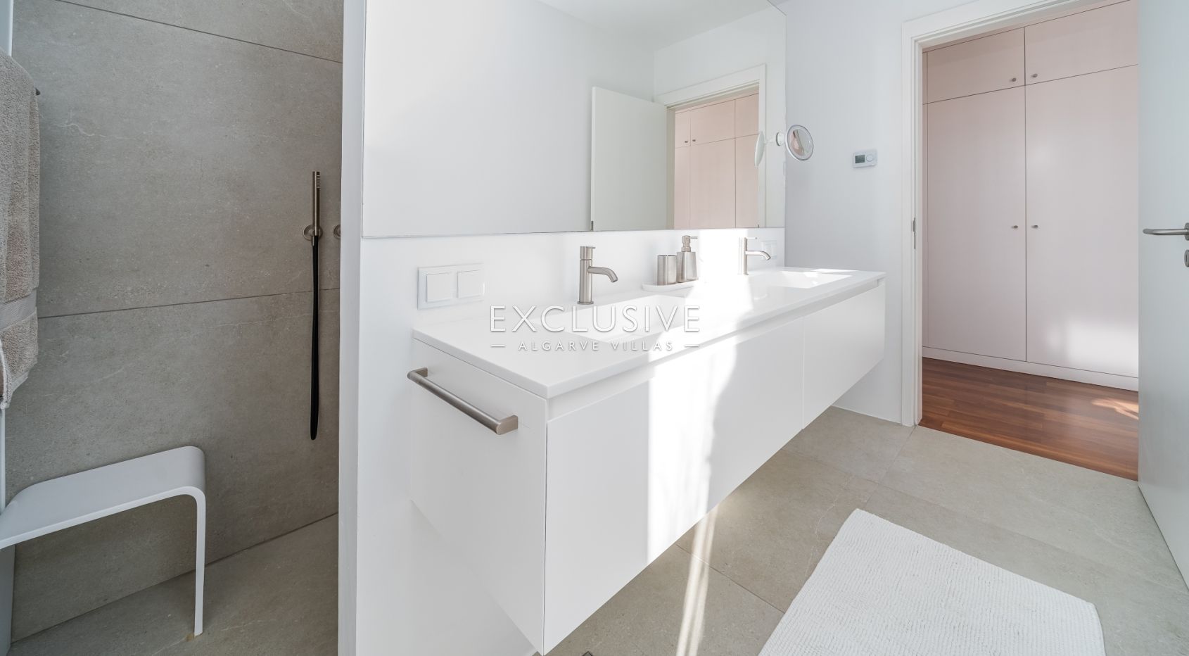 Elegant Villa with Exceptional Views & Direct Palmares Golf Access, Algarve