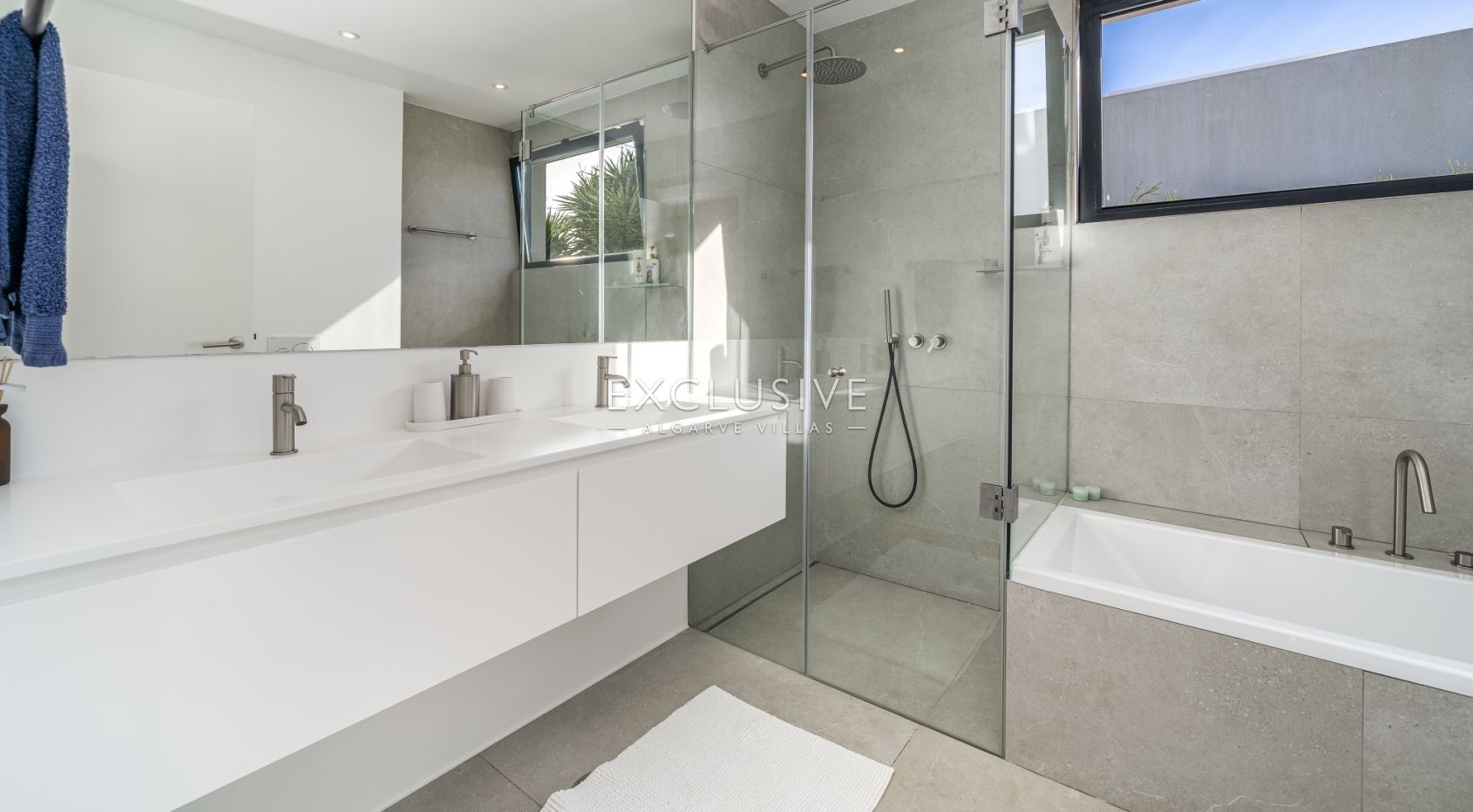 Elegant Villa with Exceptional Views & Direct Palmares Golf Access, Algarve