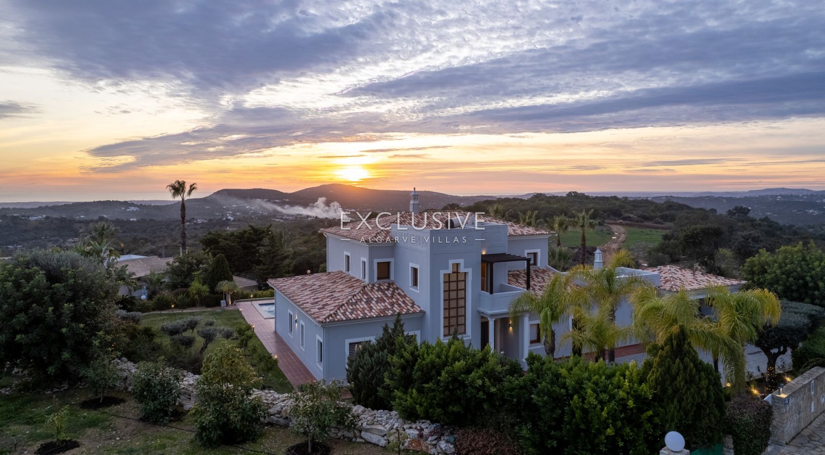 Luxury 5 bedroom villa with sea views near Santa Barbara de Nexe